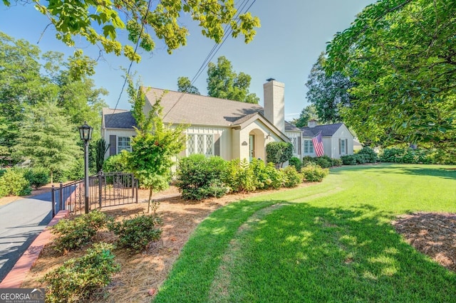 single story home with a front yard