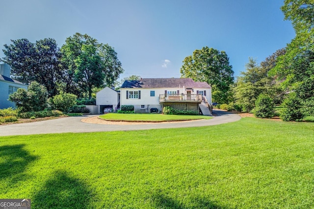 view of front of home featuring a wooden deck and a front yard