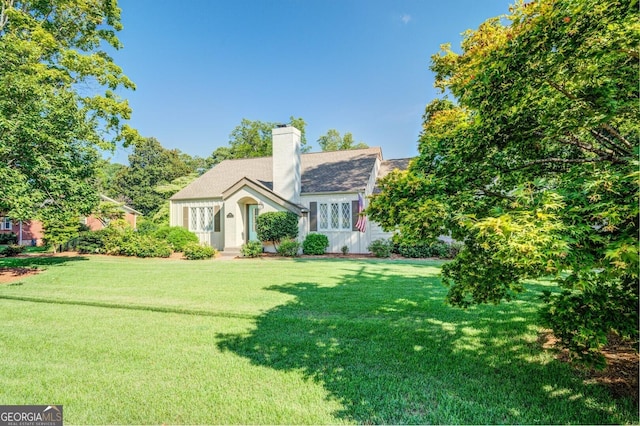 view of front facade with a front lawn