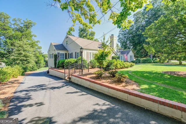 view of front facade with a front yard