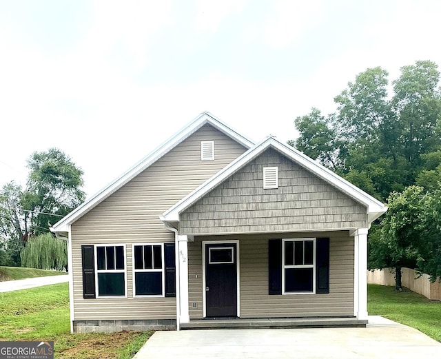 view of front facade with a front yard