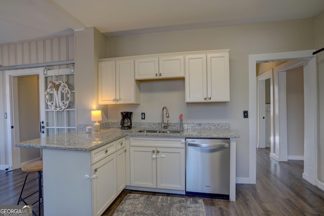 kitchen featuring white cabinetry, sink, kitchen peninsula, and dishwasher