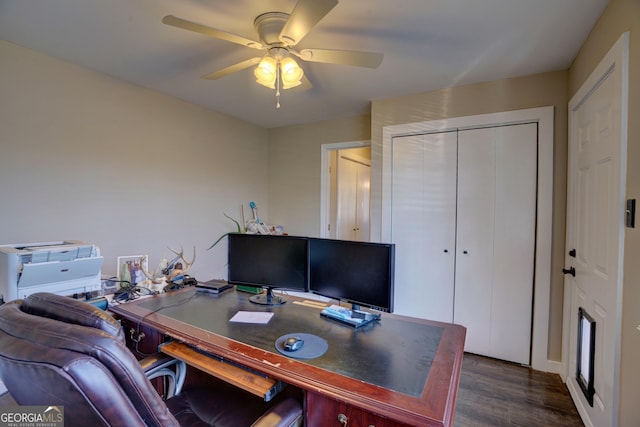 office area featuring dark wood-type flooring and ceiling fan