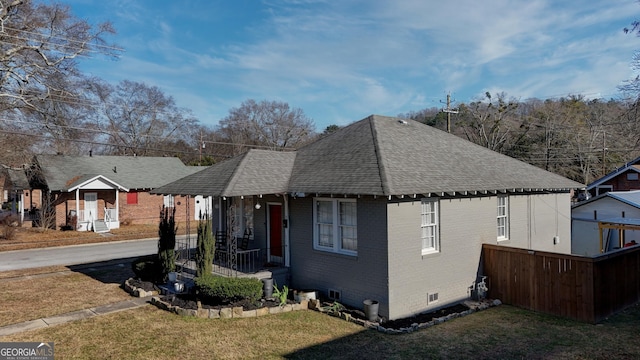 view of front facade with a front lawn