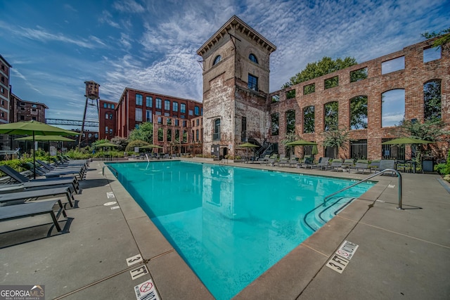 view of swimming pool