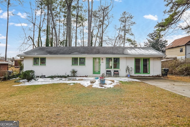 ranch-style house featuring a front yard