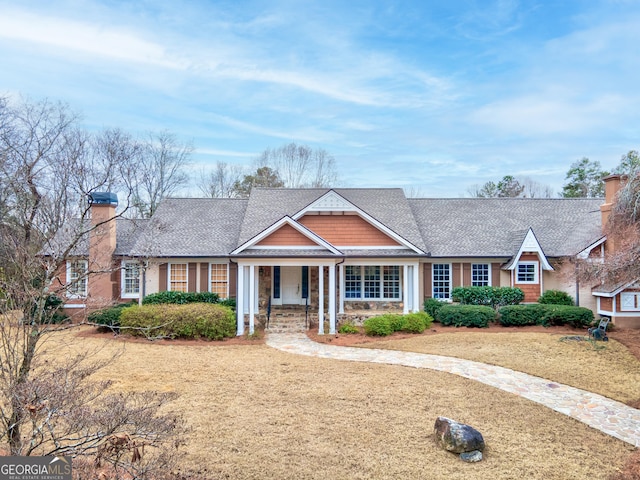 view of front of home featuring a front lawn