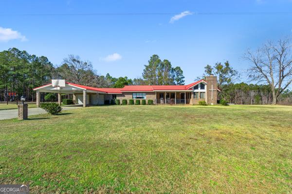 ranch-style house featuring a front lawn