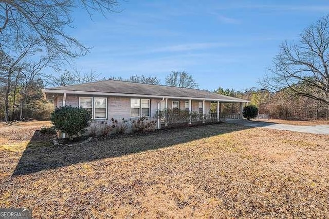 ranch-style home with a front yard