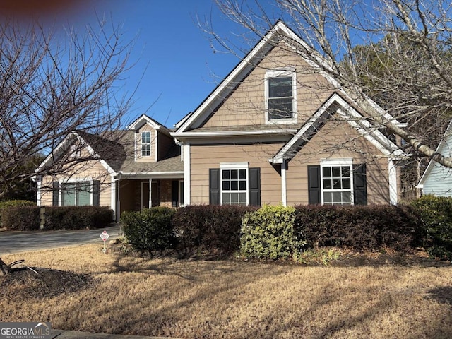 view of front facade featuring a front lawn