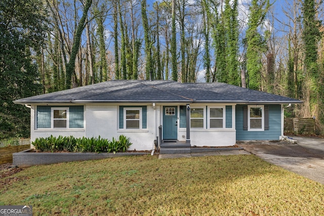 single story home with a front lawn