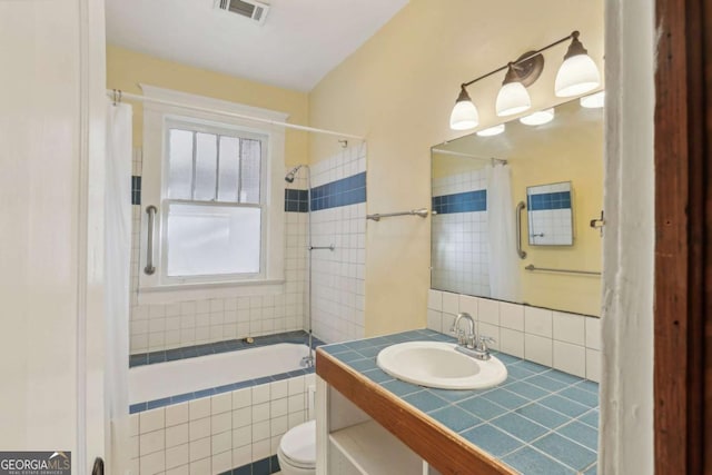 full bathroom featuring shower / bathtub combination with curtain, toilet, sink, and backsplash