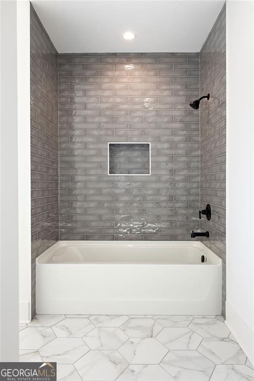 bathroom with tiled shower / bath