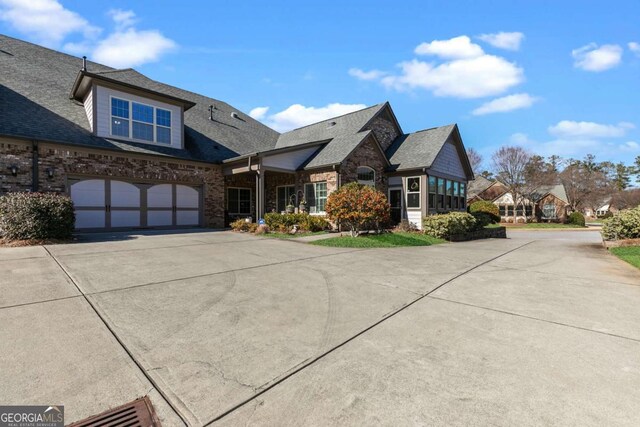 view of front facade featuring a garage