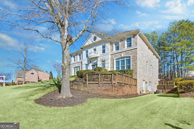 view of front of property featuring a front yard and a deck