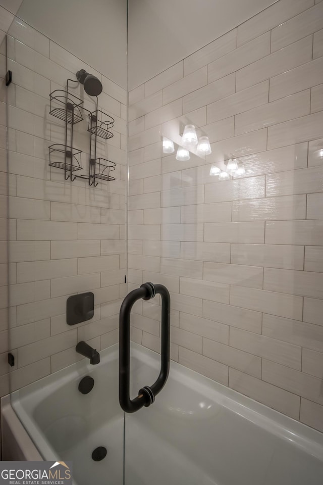 bathroom featuring tiled shower / bath