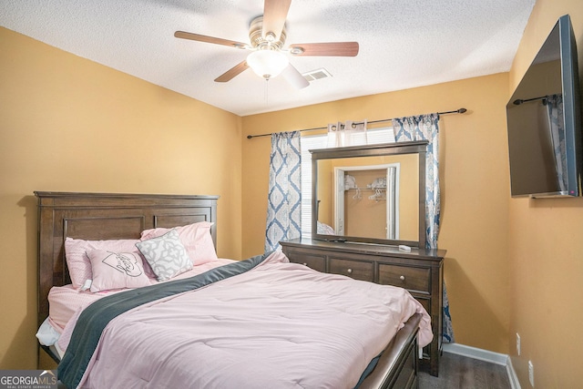 bedroom featuring ceiling fan and a textured ceiling