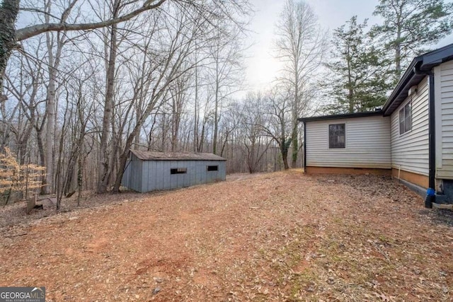 view of yard featuring a storage shed