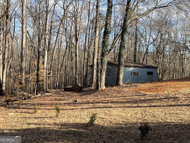 view of yard featuring an outdoor structure