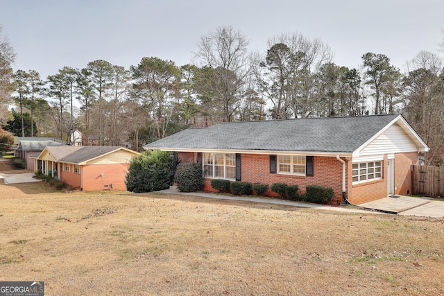 single story home featuring a front lawn