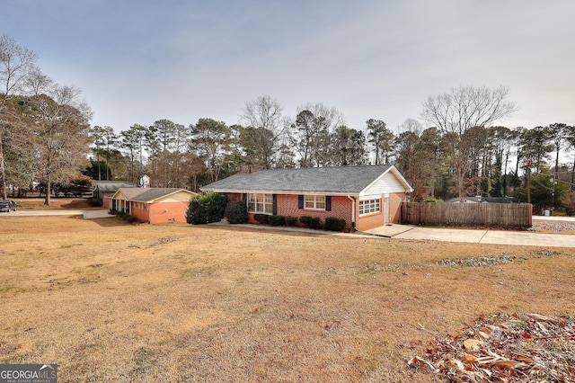 view of front of home featuring a front yard