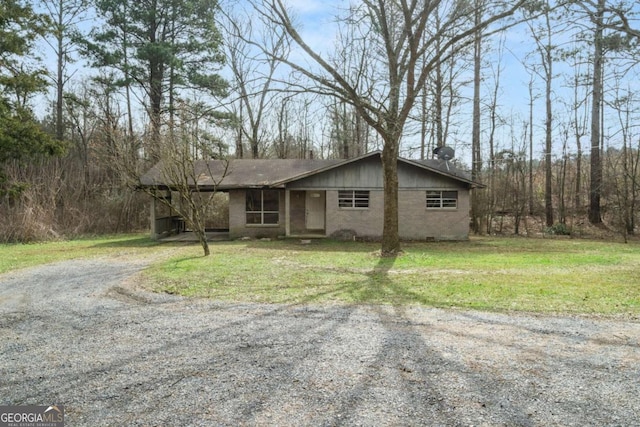 view of front of house with a front lawn