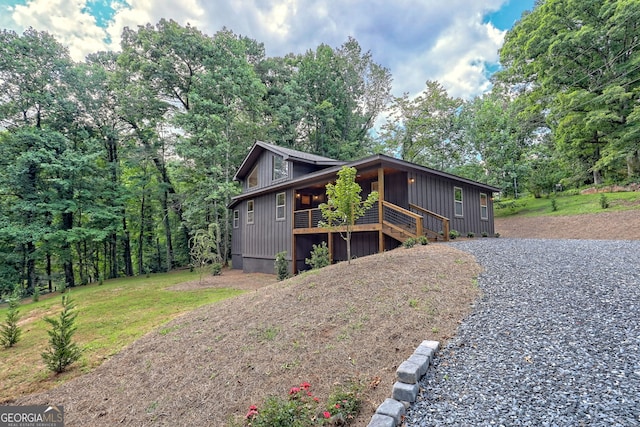 view of front of property with a front lawn