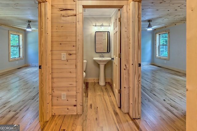 bathroom featuring hardwood / wood-style floors, plenty of natural light, toilet, and ceiling fan