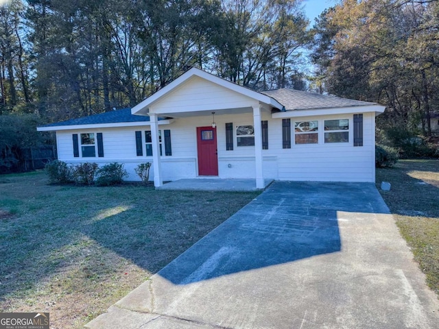 single story home featuring a porch and a front yard