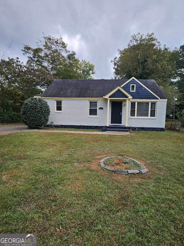 view of front facade with a front yard