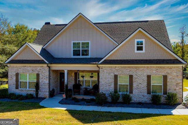 craftsman inspired home with a front lawn and a porch