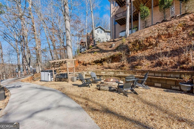 view of yard featuring a fire pit