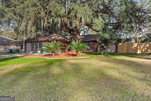 view of front of property featuring fence and a front yard