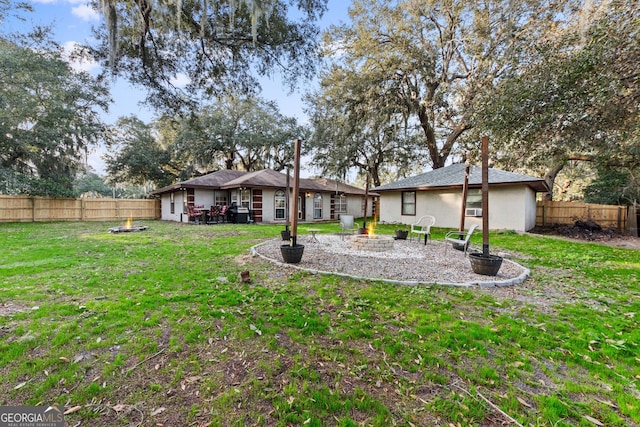 view of yard featuring a fire pit