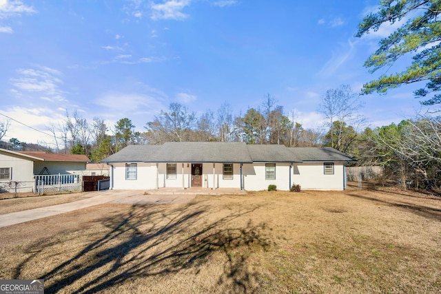 ranch-style house featuring a front yard and covered porch