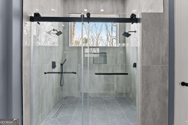 full bathroom featuring a tile shower