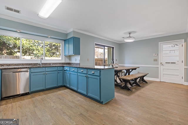 kitchen featuring sink, light hardwood / wood-style floors, blue cabinets, stainless steel dishwasher, and kitchen peninsula