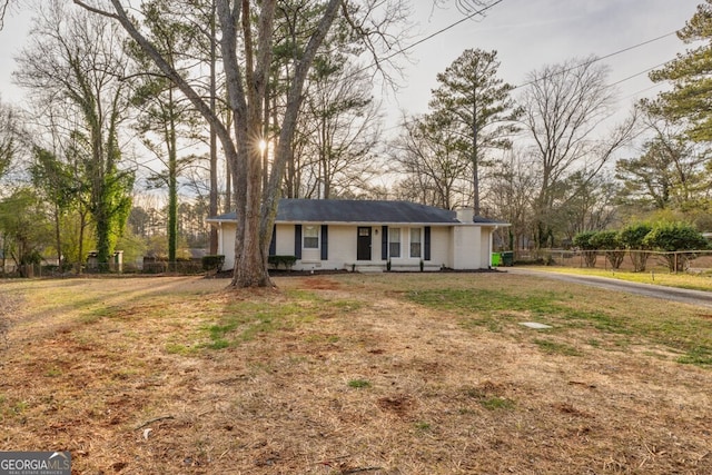 single story home featuring a front lawn