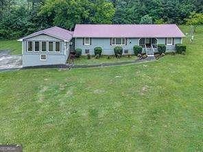 ranch-style home with a front yard