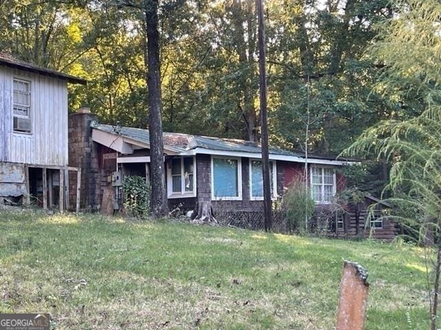 view of front of property featuring a front yard