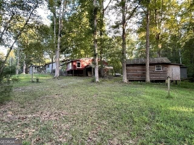 view of yard with an outdoor structure