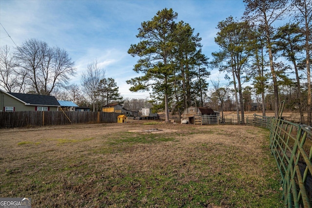 view of yard with an outbuilding