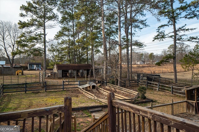 view of yard with an outdoor structure