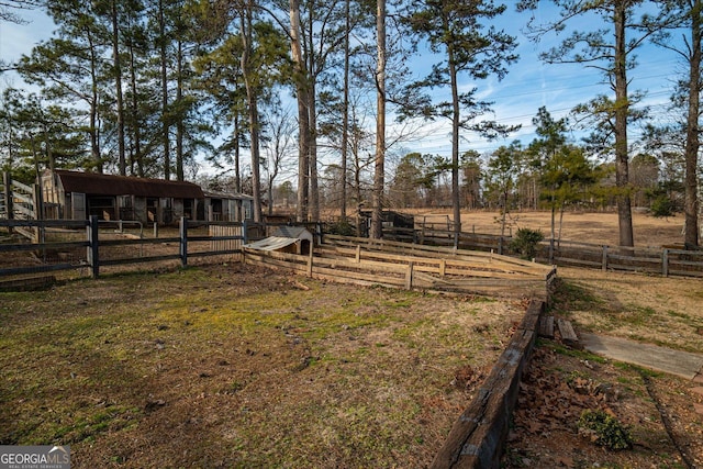 view of yard with an outbuilding