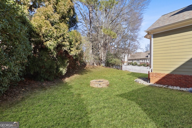 view of yard featuring a fire pit