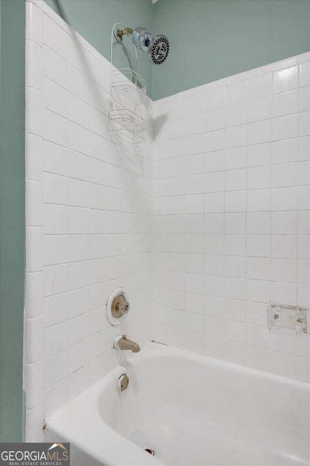 bathroom with tiled shower / bath