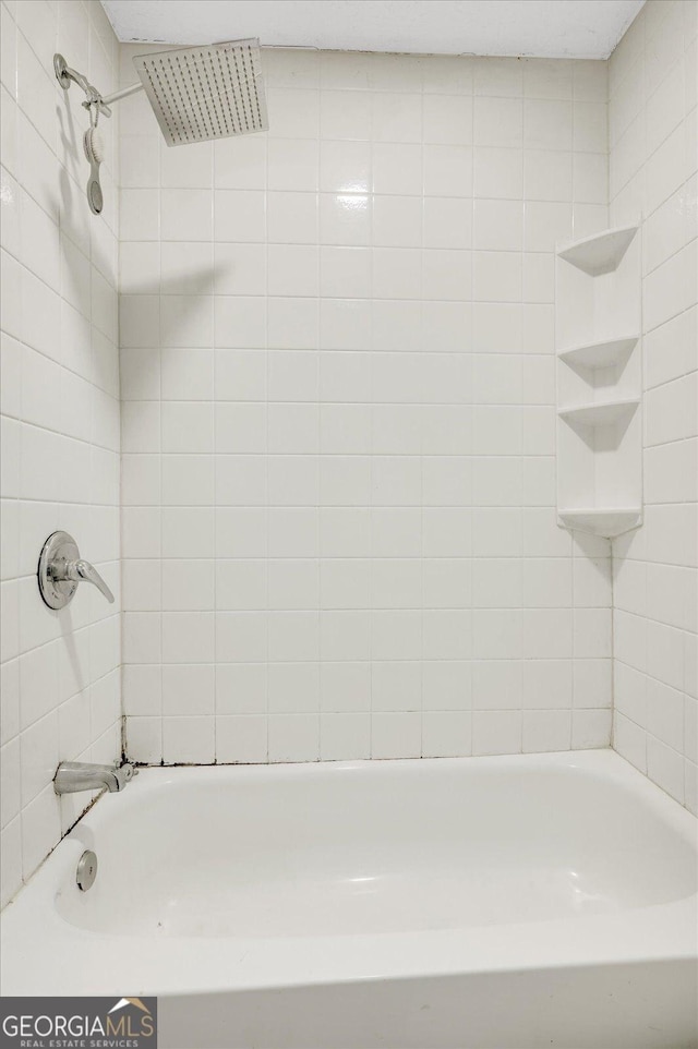 bathroom featuring tiled shower / bath