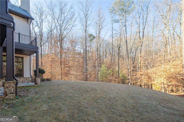 view of yard featuring a balcony