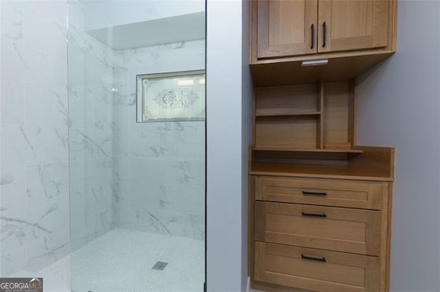 bathroom featuring a tile shower