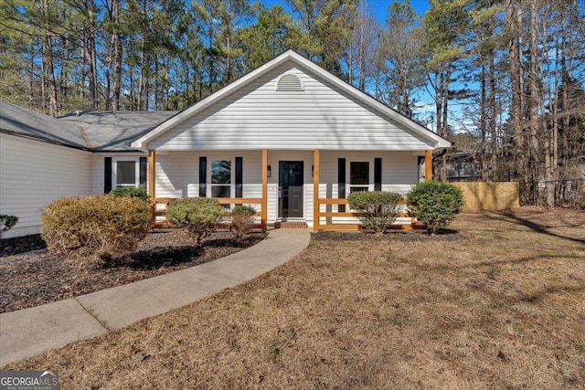 single story home featuring a porch and a front lawn